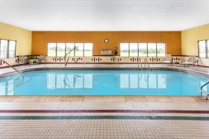 een groot zwembad in een hotelkamer bij Baymont by Wyndham Marion in Marion