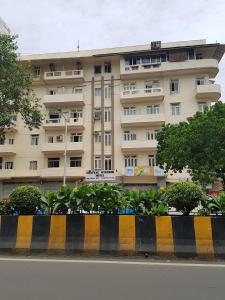 um grande edifício de apartamentos em frente a um edifício em Chateau Windsor Hotel - Marine Drive em Mumbai