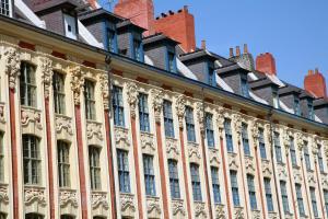 ein großes Gebäude mit vielen Fenstern in der Unterkunft Hôtel des Reignaux in Lille