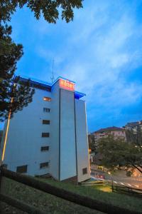 un edificio de hotel con un letrero de neón en él en Hotel Abaca en Vevey