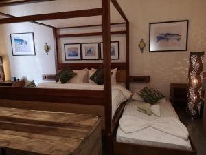 Un pat sau paturi într-o cameră la Nolhi Escape