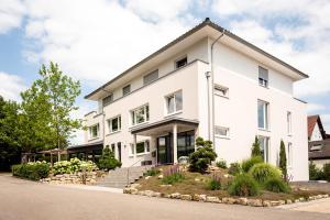 una imagen de un edificio blanco en Landhotel & Restaurant Walsers, en Efringen-Kirchen