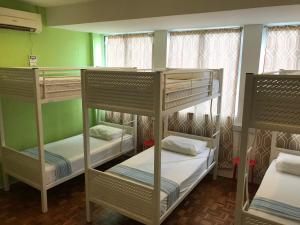 Двухъярусная кровать или двухъярусные кровати в номере Check In Lodge