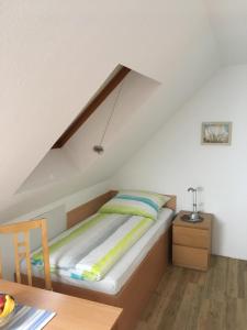 ハーメルンにあるApartment-Vermietung wohnen-in-hopeの小さなベッドルーム(ベッド1台、テーブル付)