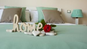 Un lit avec une rose et le mot "n'émet pas". dans l'établissement Casa Rosalba, à Grottaglie