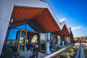 een gebouw met stoelen en tafels op een dak bij Der LIPPISCHE HOF in Bad Salzuflen