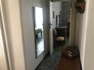 pasillo con espejo y habitación con escritorio en Palazzo Tocco, en Tropea