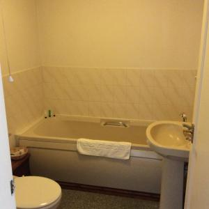 ein Badezimmer mit einer Badewanne, einem Waschbecken und einem WC in der Unterkunft The Talbot Inn in Much Wenlock
