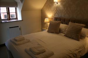 Un pat sau paturi într-o cameră la The Talbot Inn