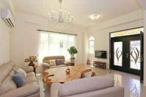 ein Wohnzimmer mit einem Tisch und einem Kronleuchter in der Unterkunft Taitung Holidays B&B in Taitung