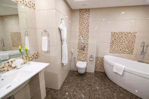 Koupelna v ubytování Premier Hotel