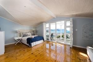 Un pat sau paturi într-o cameră la Dolphin Cottage