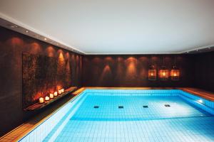 una piscina en una habitación con luces encendidas en Der LIPPISCHE HOF, en Bad Salzuflen