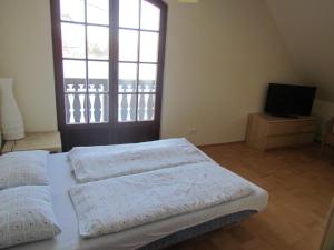 Ένα ή περισσότερα κρεβάτια σε δωμάτιο στο Apartamenty Nowe Mikołajki