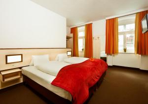 Postel nebo postele na pokoji v ubytování Hotel Goldene Krone Innsbruck