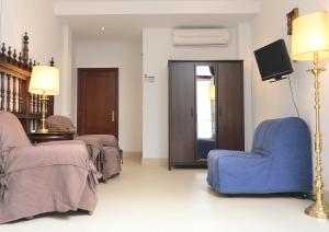 A seating area at New Andalusian House 33 Free Private Parking