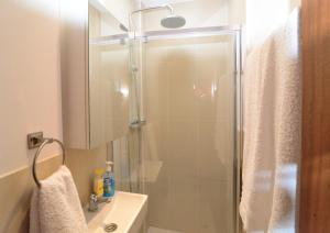 A bathroom at New Andalusian House 33 Free Private Parking Még 26 kép