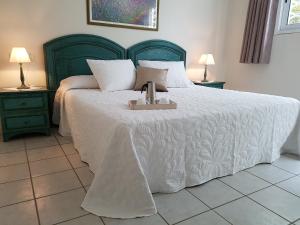 sypialnia z dużym łóżkiem z zielonym zagłówkiem w obiekcie Apartamento Rocas del Mar 130 w mieście Costa Del Silencio