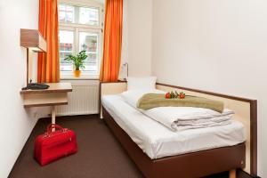 Postel nebo postele na pokoji v ubytování Hotel Goldene Krone Innsbruck