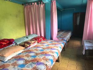 Postel nebo postele na pokoji v ubytování Vamoose LIPPOHOCHHA HOMESTAY
