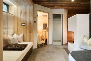 Postel nebo postele na pokoji v ubytování Promi Alm Flachau - Luxus Chalets
