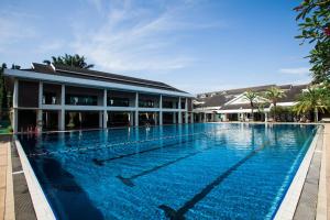 uma grande piscina em frente a um edifício em RPGC Garden Hotel em Ipoh