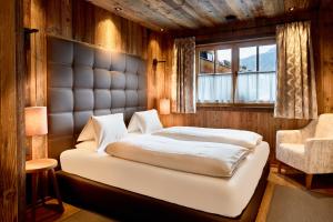 A bed or beds in a room at Promi Alm Flachau - Luxus Chalets