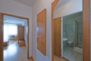 Koupelna v ubytování Alpha Apparthotel leipzig-Rötha + 37 fotografií