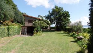 duży dziedziniec z domem i budynkiem w obiekcie Poggiolindo B&B w mieście Capodimonte