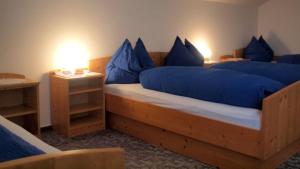 Ein Bett oder Betten in einem Zimmer der Unterkunft Pension Bernhards