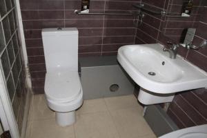 Ванна кімната в TheoDawn Hotels @ Suite 29