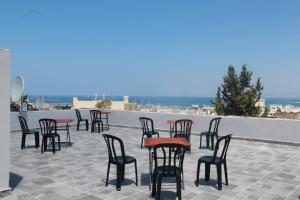 un grupo de mesas y sillas en un techo en Apartments With Sea View, en Haifa