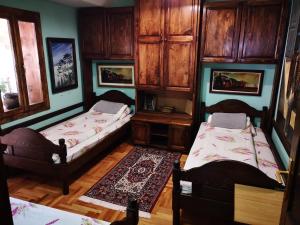 Rúm í herbergi á Apartments DM