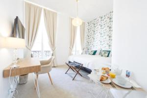 una camera con un letto e un tavolo con cibo sopra di Maison de Lignières - Guest House - Paris quartier Champs-Elysées a Parigi