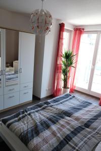 een slaapkamer met een bed en een kroonluchter bij Apartment von Betzenstein in Markkleeberg