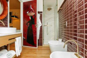 a bathroom with a sink, toilet and bathtub at Gran Cruz House in Porto