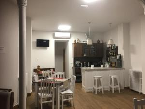 ein Raum mit Küche und Tisch und Stühlen in der Unterkunft La Casa del Hilario in Milagro