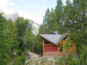 una cabaña en medio de un bosque en Cabañas De La Comarca en El Bolsón