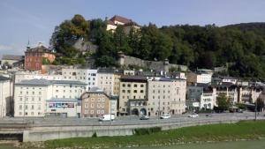 uitzicht op een stad met een rivier en gebouwen bij Alter Markt LOFT in Salzburg