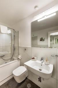 ナポリにあるホテル アート リゾート ガレリア ウンベルトのバスルーム(洗面台、トイレ、鏡付)