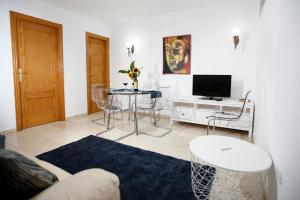 TV a/nebo společenská místnost v ubytování Tabaiba Sea Views Apartment I