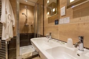 Een badkamer bij Windermere Park inc Free off-site Health Club