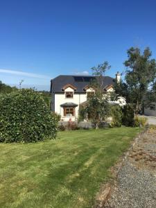 Um jardim no exterior de Tobernaglough Wexford pet friendly country b&b