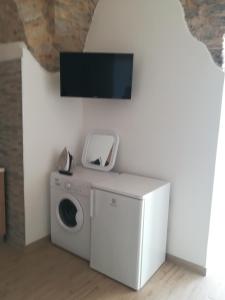 uma máquina de lavar e secar roupa com uma televisão na parede em Belvedere dei monti Dauni di Castelluccio valmaggiore em Castelluccio Valmaggiore