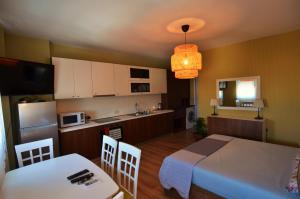 A kitchen or kitchenette at Studio Silva 2