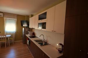 A kitchen or kitchenette at Studio Silva 2