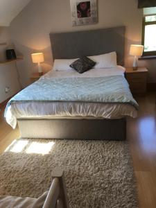 Uma cama ou camas num quarto em Tobernaglough Wexford pet friendly country b&b