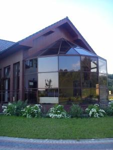 OkonekにあるBiałe Wzgórzeの大きなガラス張りの建物