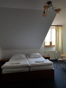 1 dormitorio con 1 cama grande y techo en Białe Wzgórze, en Okonek