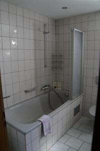 ein Bad mit einer Badewanne und einem WC in der Unterkunft Nibelungen - Ferienwohnungen - Worms - Apartments in Worms